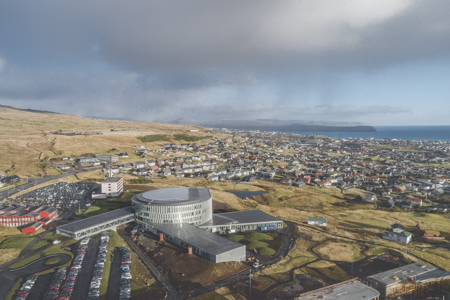 Modern Tórshavn College building featuring a transparent ETFE roof by Lightspan, combining Nordic design, natural light, and architectural innovation.
